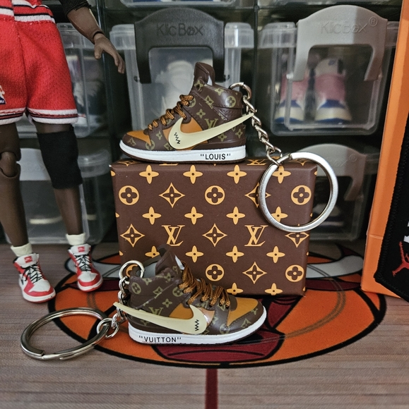 Nike Air Jordan LV pair of mini sneakers keychain. - Picture 2 of 8